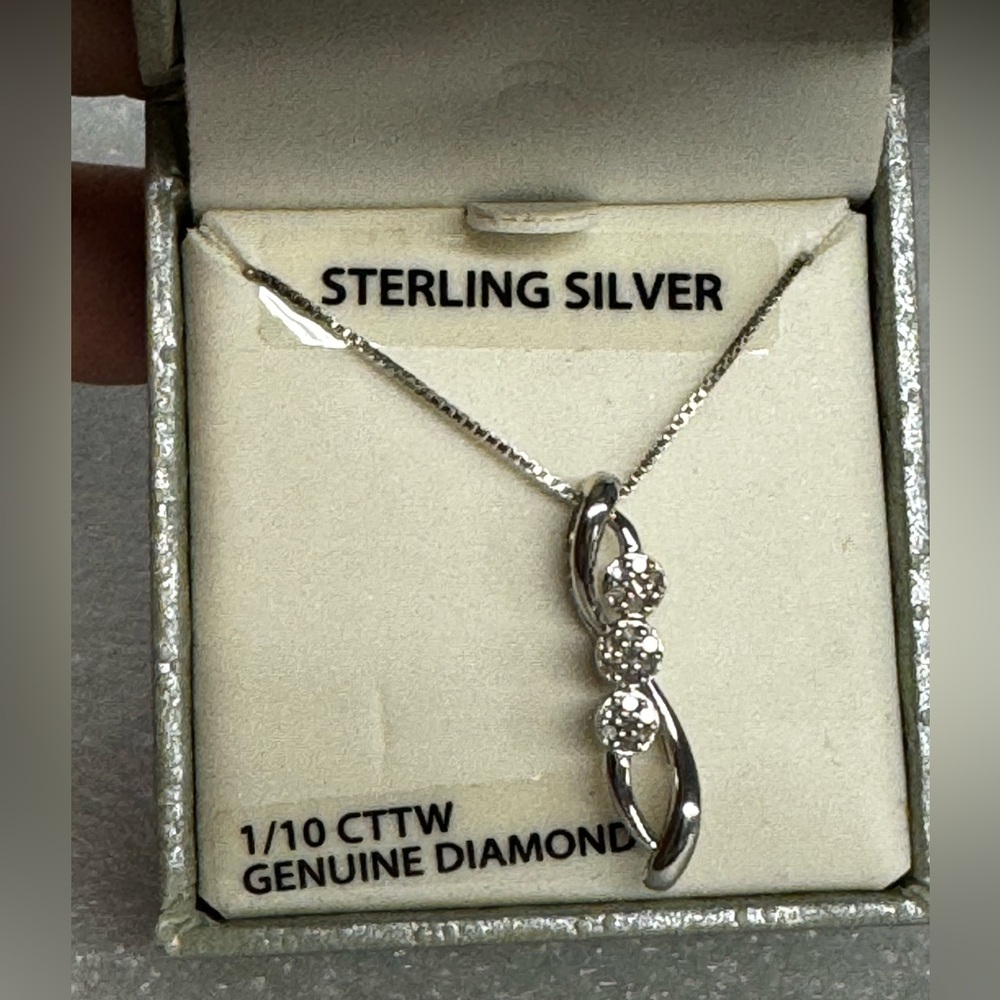 Nwt 1/10 CTTW genuine diamond sterling silver necklace in box - Picture 12 of 12